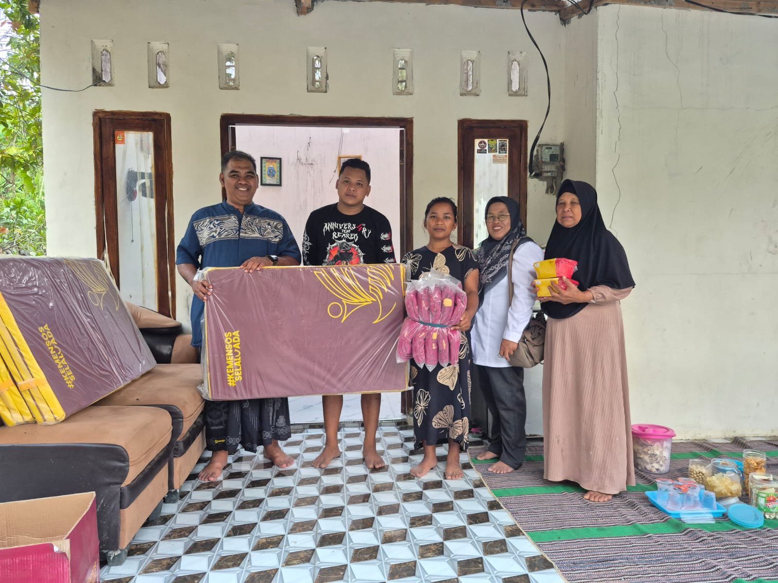 Wujud Kepedulian Pemerintah, Camat Bareng Kunjungi dan Salurkan Bantuan kepada Korban Kebakaran Rumah di Desa Pulosari